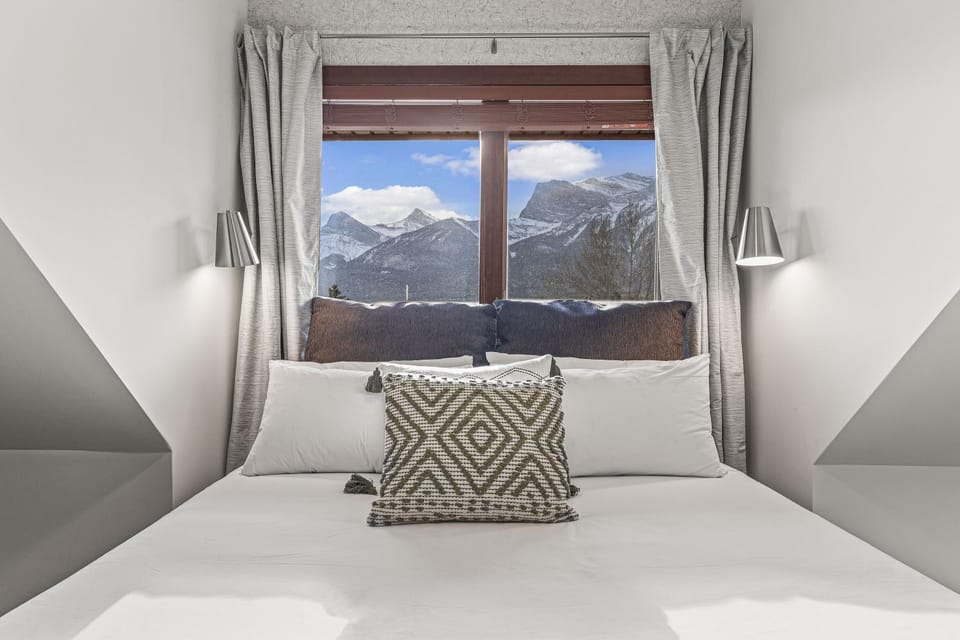 Bedroom, Mountain view
