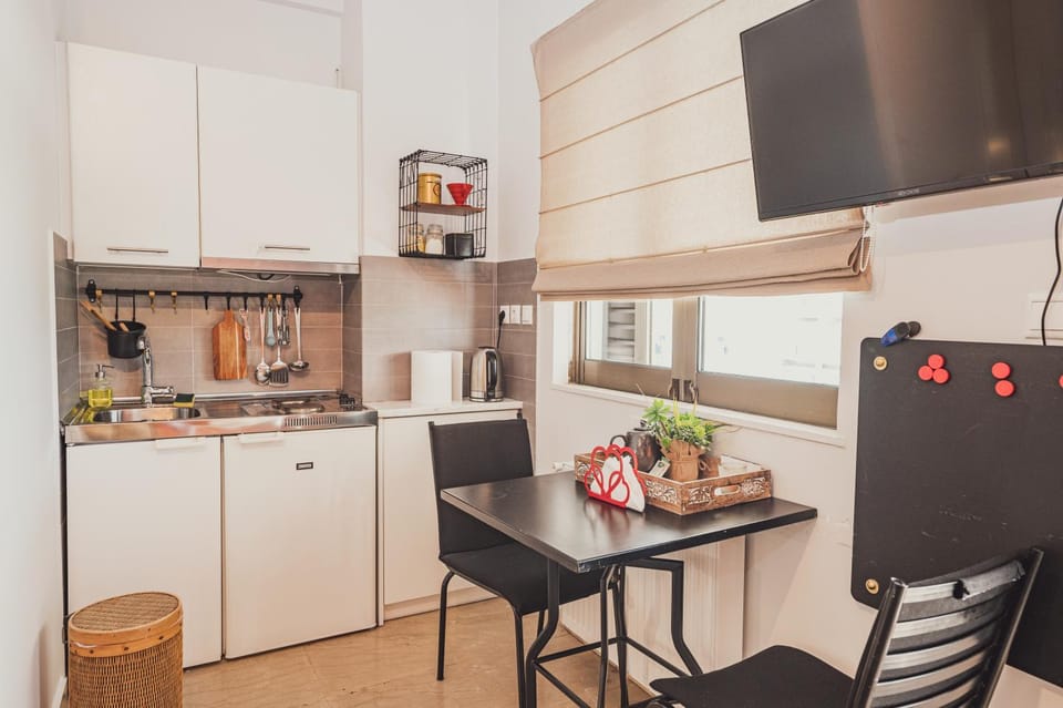 Coffee/tea facilities, Kitchen or kitchenette, stove