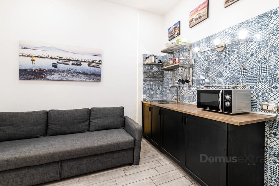 Kitchen or kitchenette, Living room, microwave, minibar, stove