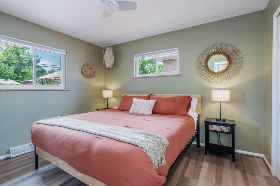 Spacious home w hot tub & fire pit House in Thornton