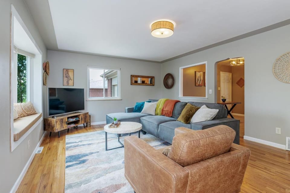 Spacious home w hot tub & fire pit House in Thornton