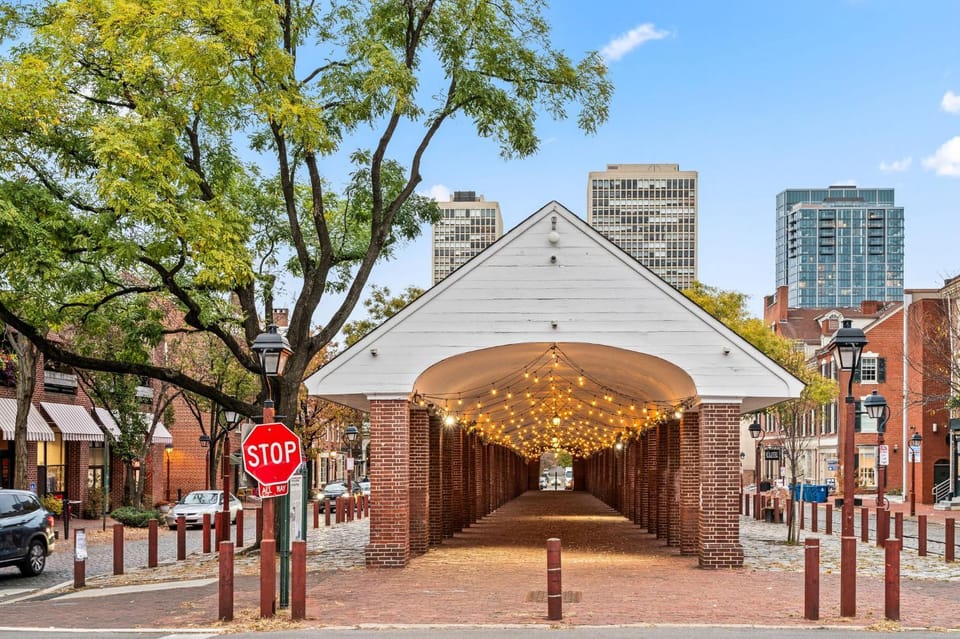 Spacious 3-Bedroom Apt in the Heart of Philly Apartment in Philadelphia