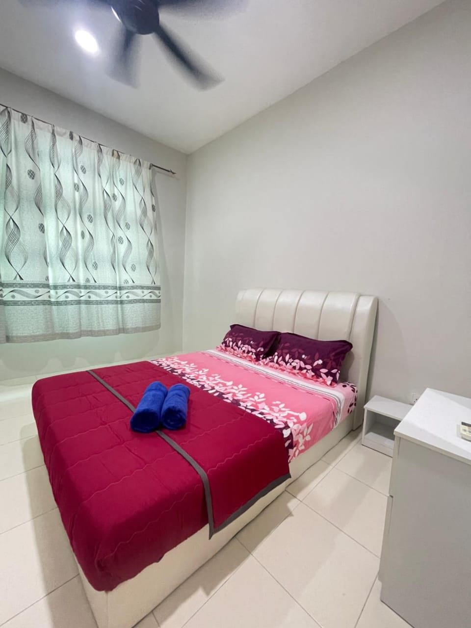Bedroom, towels