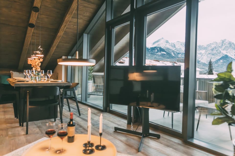 Natural landscape, TV and multimedia, Living room, Dining area, Evening entertainment, Mountain view