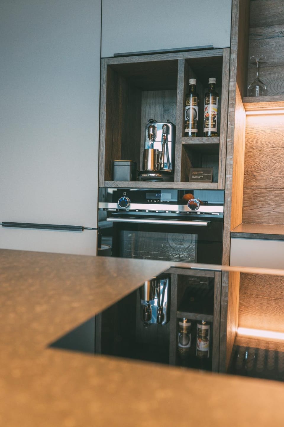 Coffee/tea facilities, Kitchen or kitchenette, oven, stove