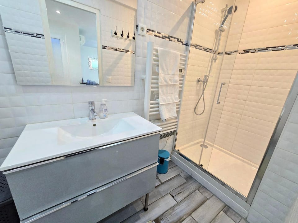 Shower, Bathroom, towels