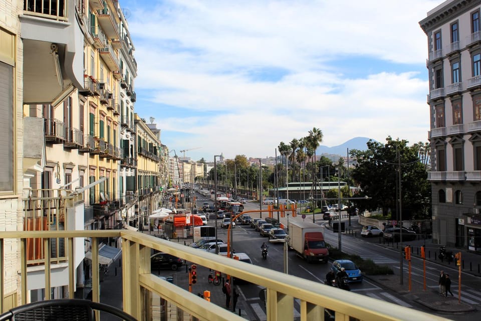 Property building, Day, Neighbourhood, Lounge or bar, City view, Street view, Location, Parking