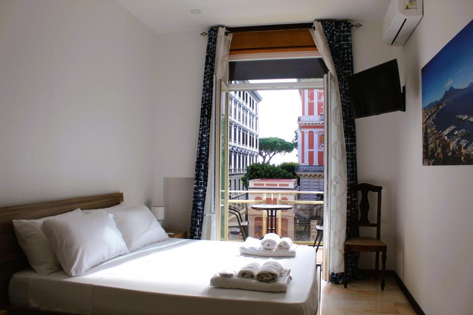 Bed, TV and multimedia, Photo of the whole room, Bedroom, towels