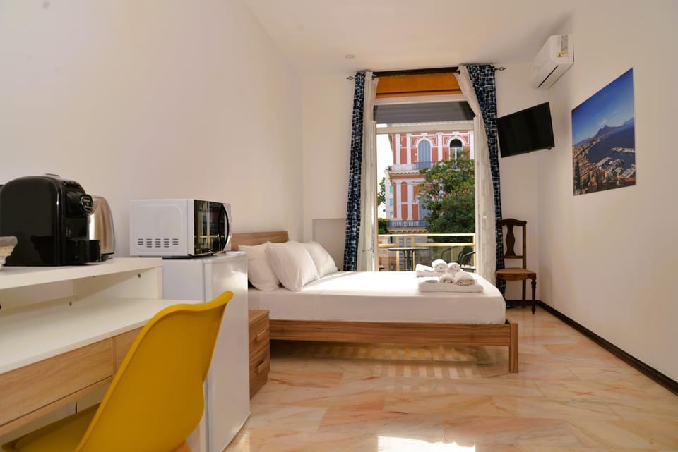 TV and multimedia, Living room, Photo of the whole room, Seating area, Bedroom, air conditioner