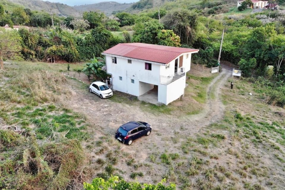 Pied-à-terre avec grand jardin, au Calme, 10min des plages, Parking gratuit Apartment in Sainte-Anne