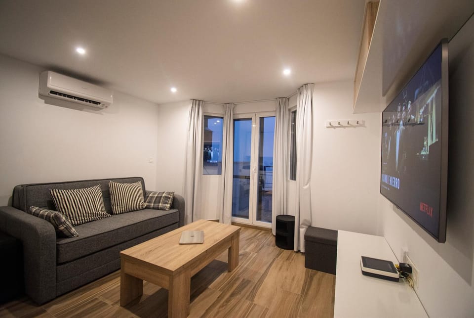 TV and multimedia, Living room, Seating area, air conditioner