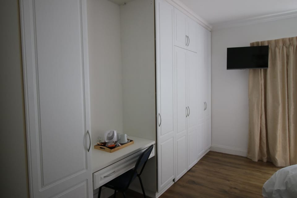 Kitchen or kitchenette, Bedroom