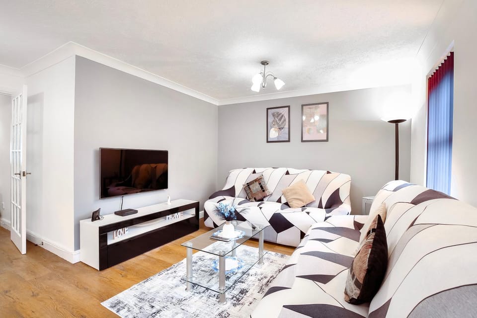 Communal lounge/ TV room, TV and multimedia, Living room, Photo of the whole room, Seating area, Evening entertainment, Bedroom