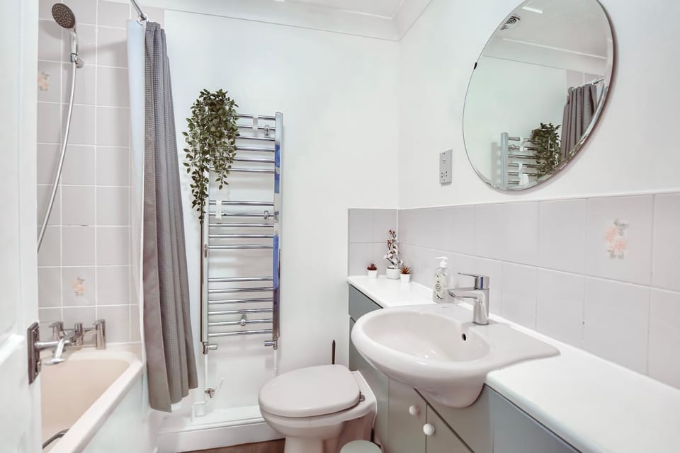 Shower, Toilet, Bathroom, Bath, towels