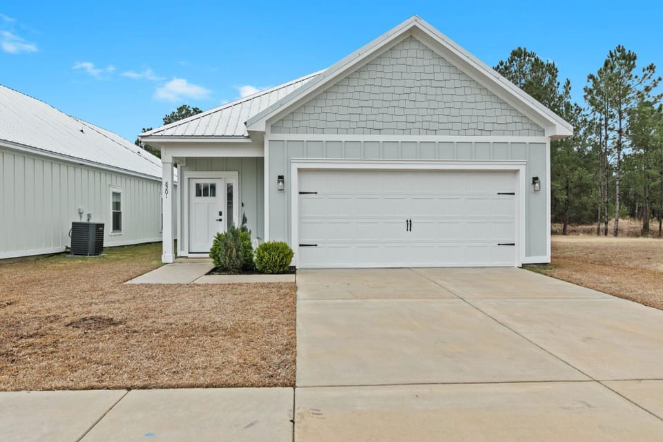 Beachy cottage near Sports Complex OWA beaches shopping restaurants mini golf Central to all the fun Foley has to offer House in Foley