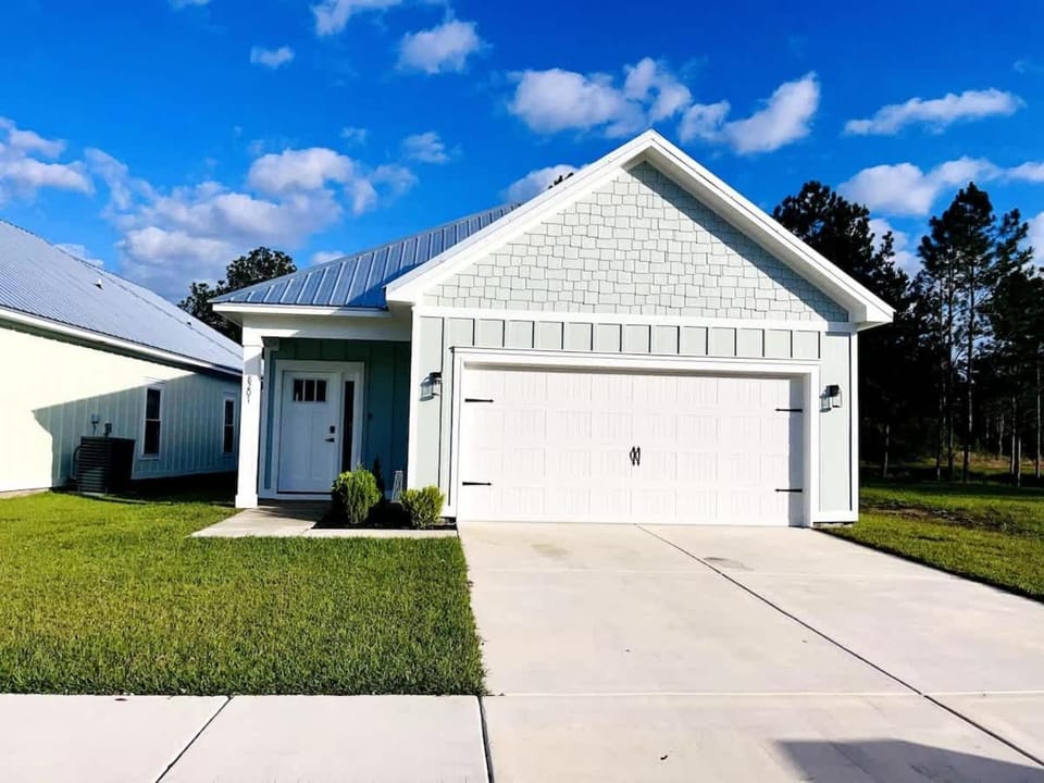 Beachy cottage near Sports Complex OWA beaches shopping restaurants mini golf Central to all the fun Foley has to offer House in Foley