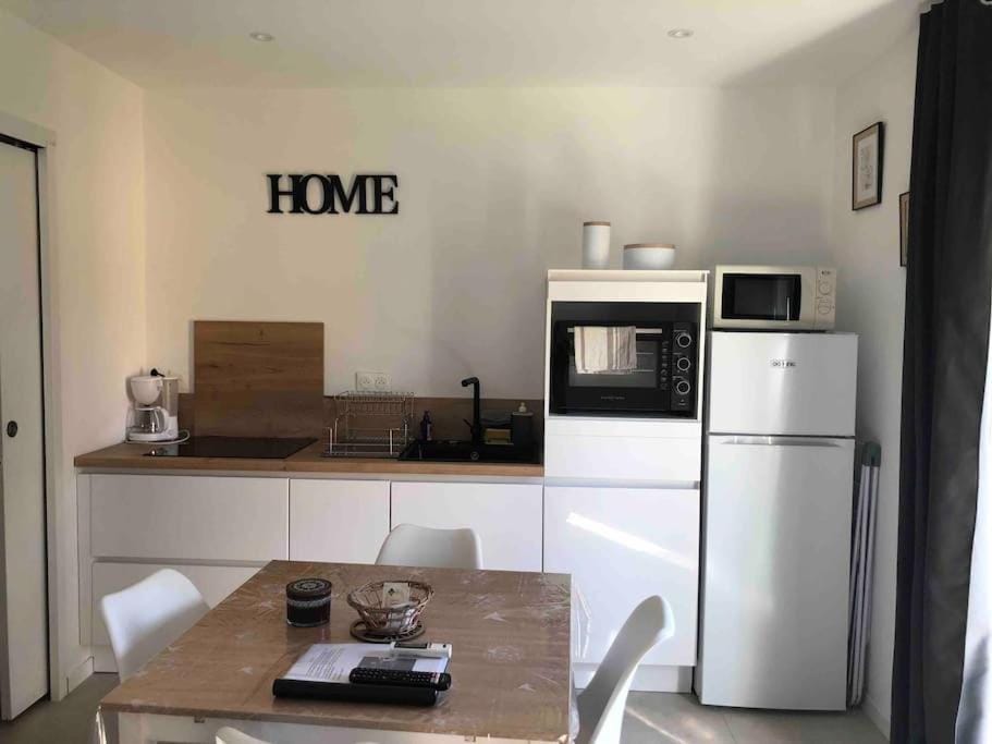 Coffee/tea facilities, Kitchen or kitchenette, Dining area, Meals, microwave, oven, storage, stove, toaster