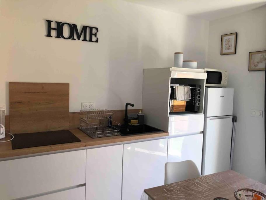 Coffee/tea facilities, Kitchen or kitchenette, oven, stove, toaster