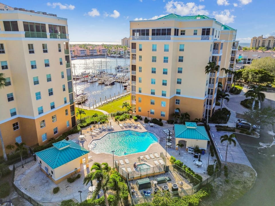 Fabulous Golf and Marina Community Condo Apartment in Burnt Store Marina