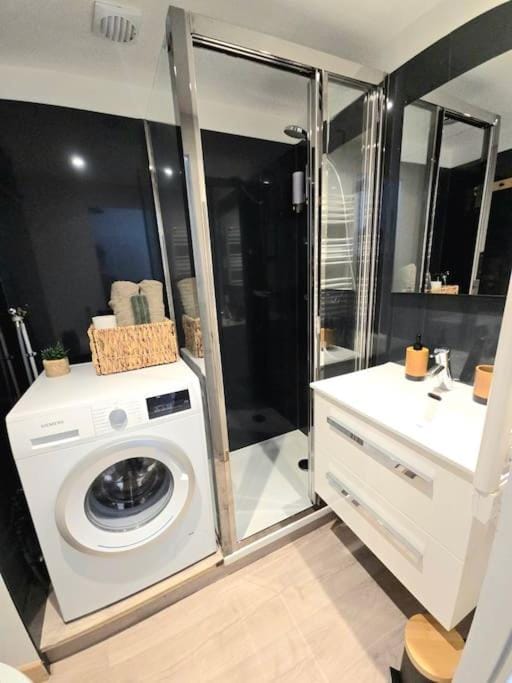 Shower, Bathroom, towels, washing machine