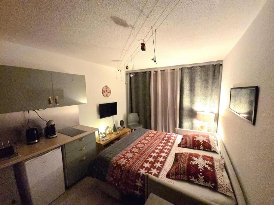 Bed, TV and multimedia, Photo of the whole room, Bedroom