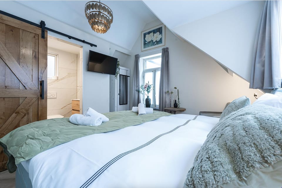 Bed, TV and multimedia
