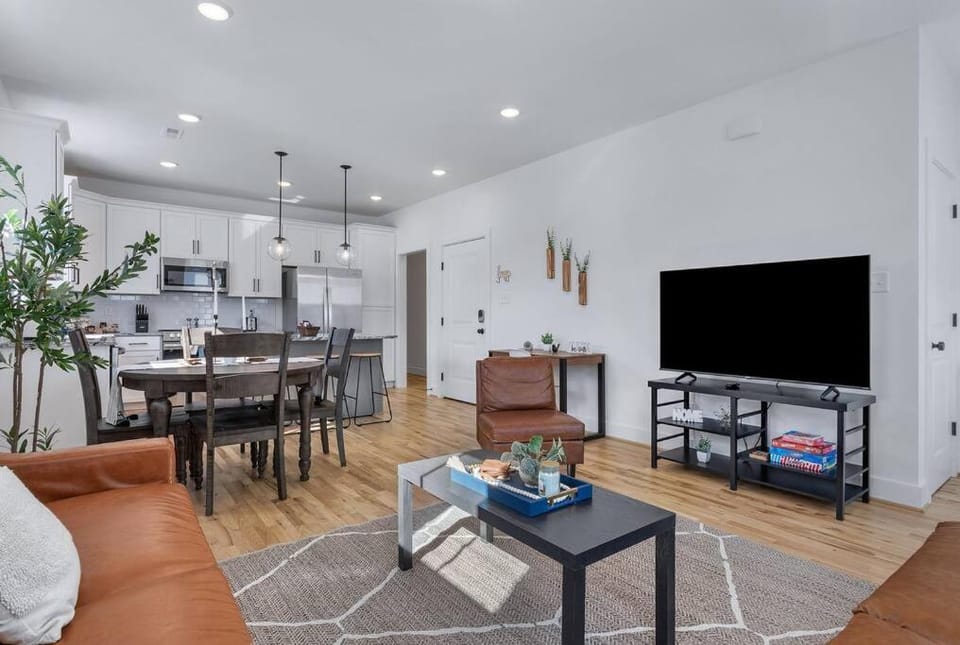 TV and multimedia, Kitchen or kitchenette, Living room, Photo of the whole room, Seating area, Dining area