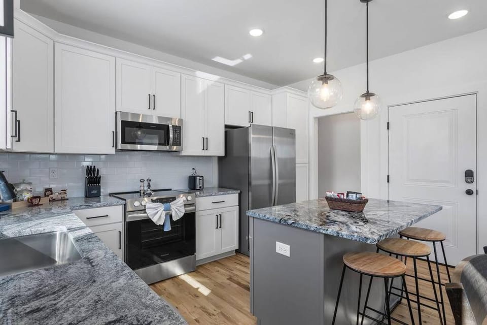 Seating area, Dining area, microwave, oven, stove, toaster