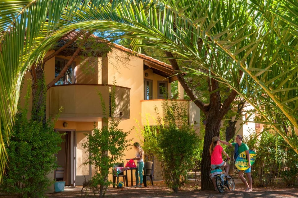 Property building, Spring, Day, Garden, Garden view