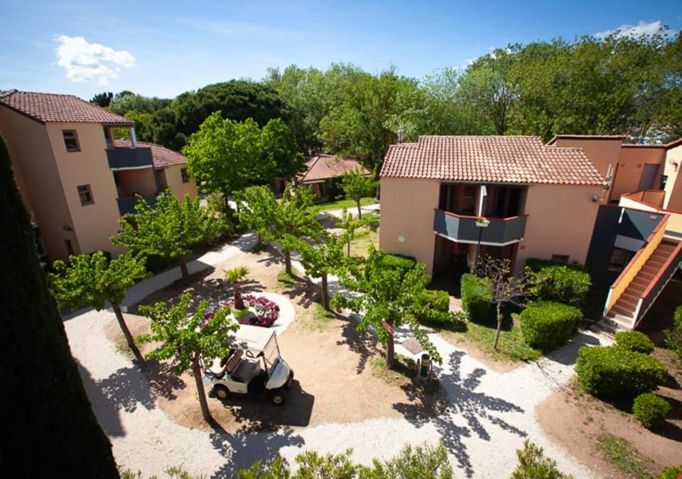 Property building, Spring, Day, Garden view