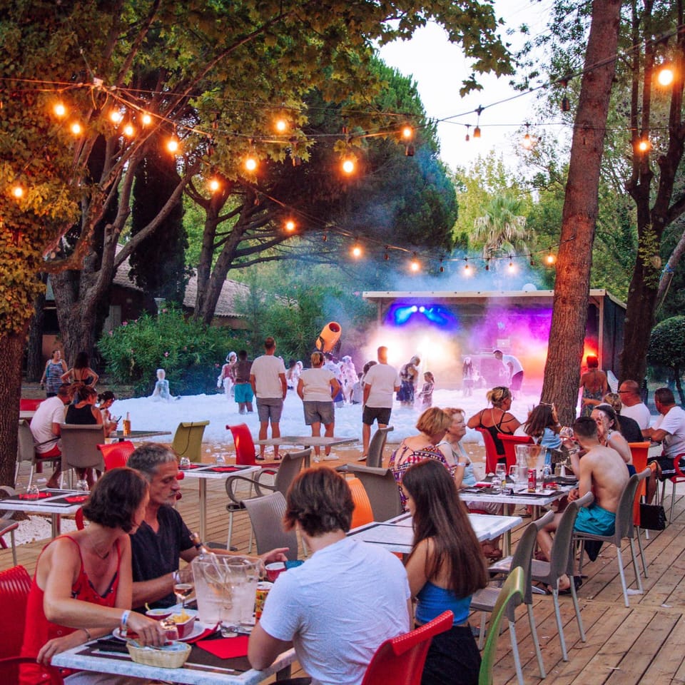 Restaurant/places to eat, People, Evening entertainment