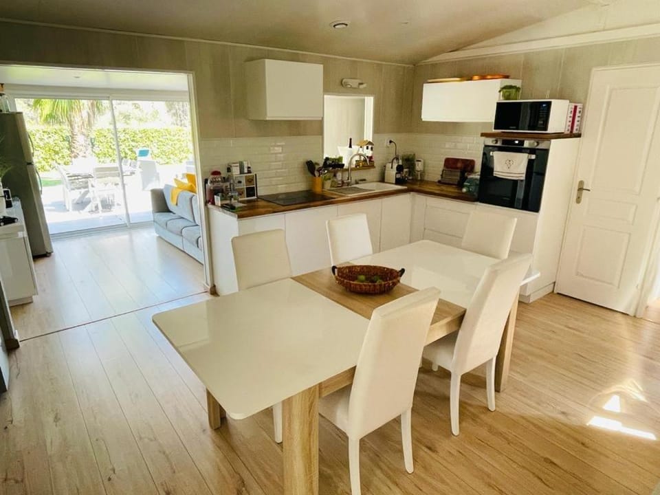 Coffee/tea facilities, Kitchen or kitchenette, Dining area, dishwasher, oven, stove