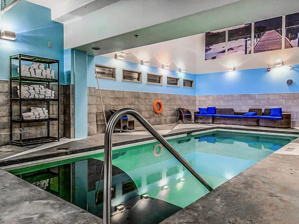 Classic Hideaway Elegant 2BD 2BTH Apartment in Canmore
