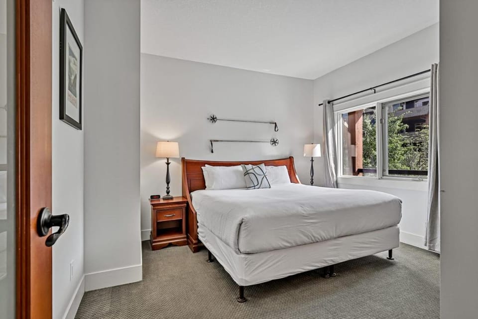 Classic Hideaway Elegant 2BD 2BTH Apartment in Canmore