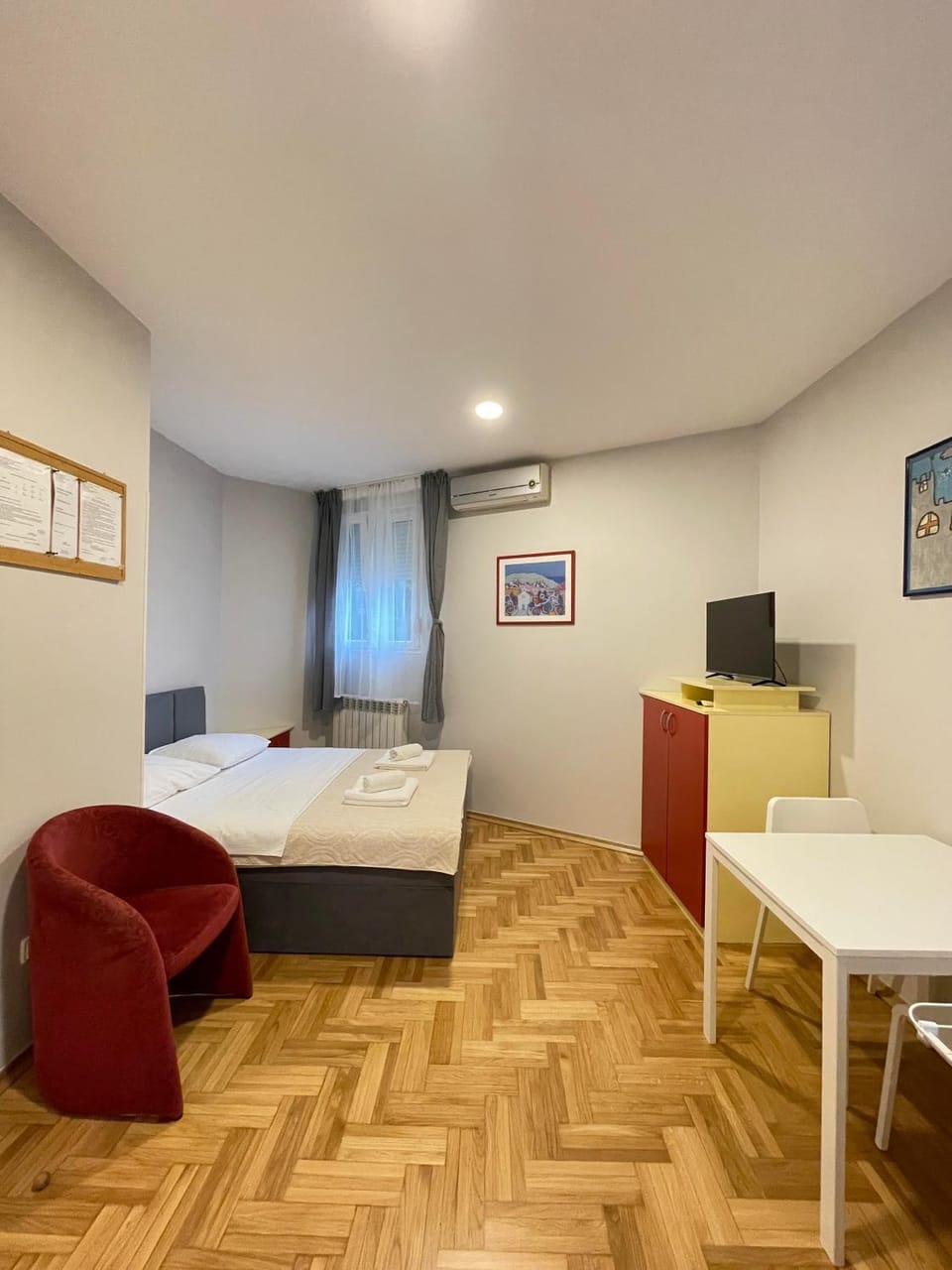 Bed, Seating area, Bedroom
