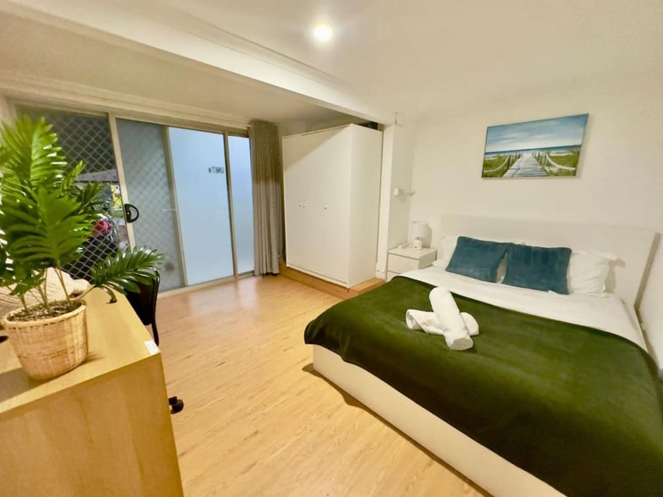 Prime 1BR Near Transport and Retail Apartment in Brisbane