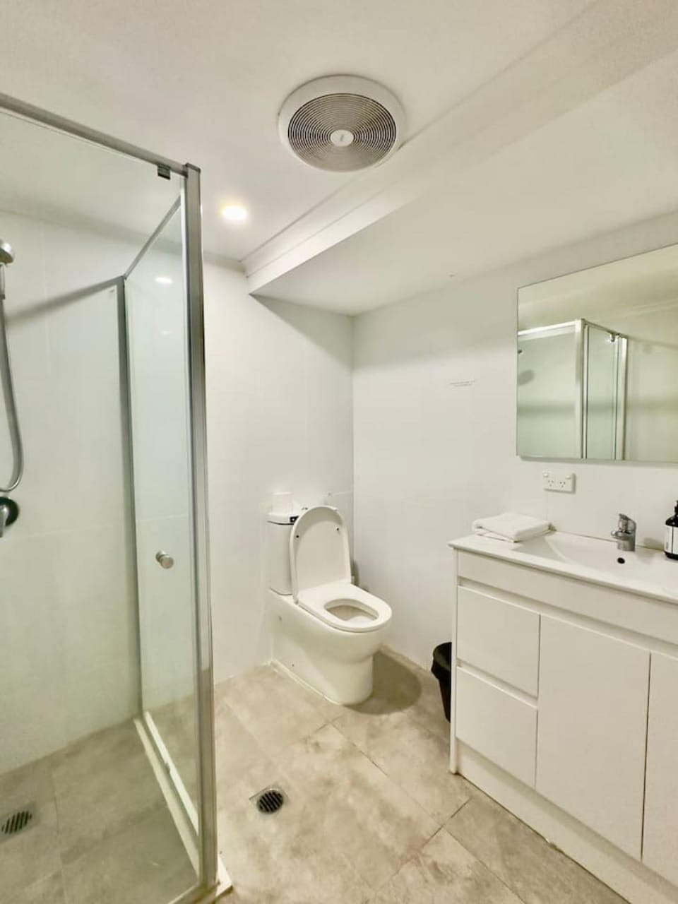 Prime 1BR Near Transport and Retail Apartment in Brisbane