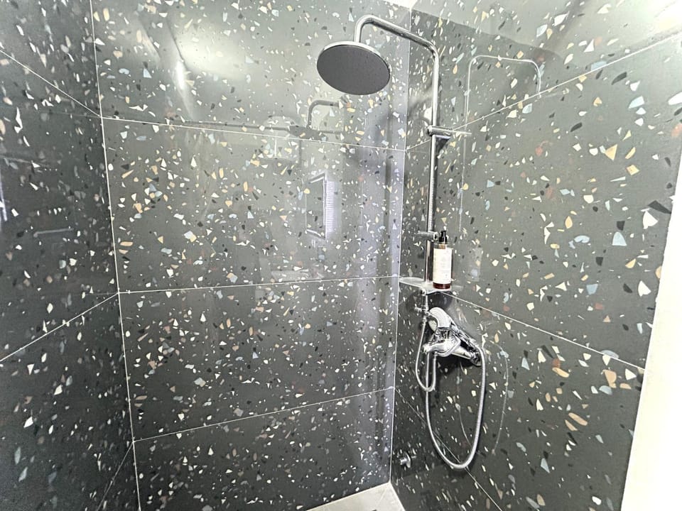Shower, Toilet