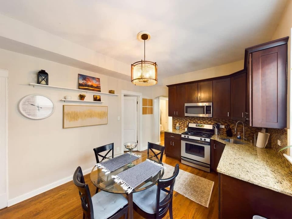 Chi-Town Hideout #1 Apartment in Berwyn