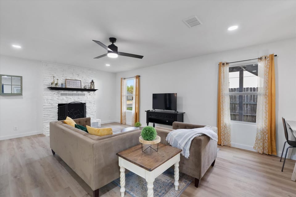 North Austin retreat with garage, 5 min from Domain House in Austin