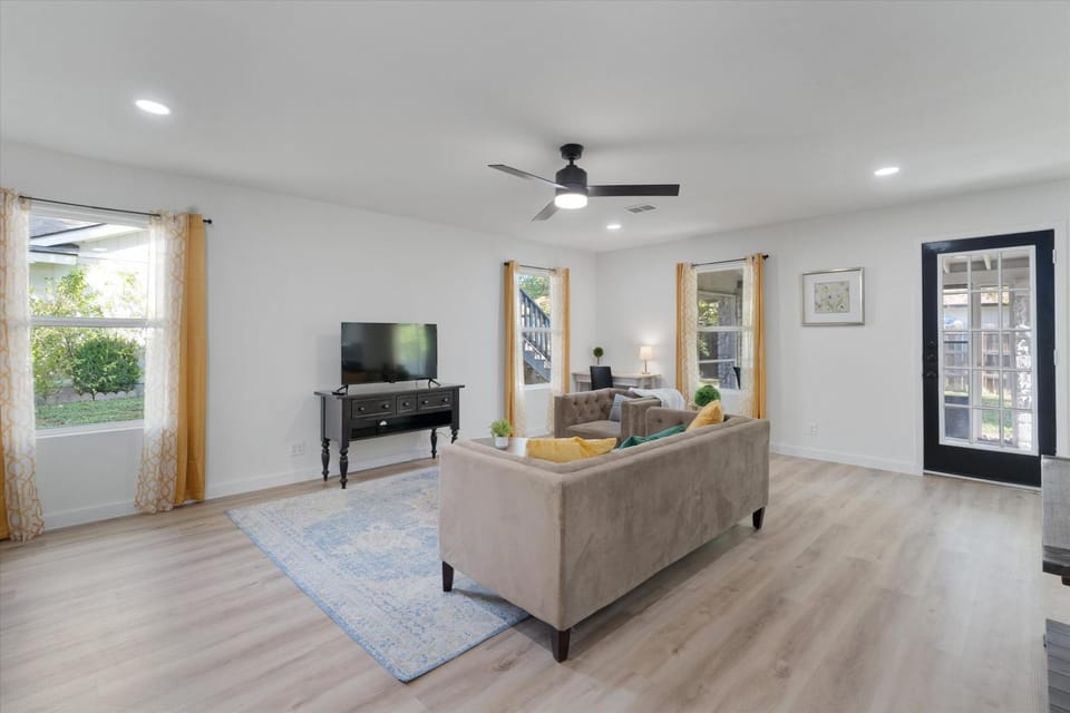 North Austin retreat with garage, 5 min from Domain House in Austin