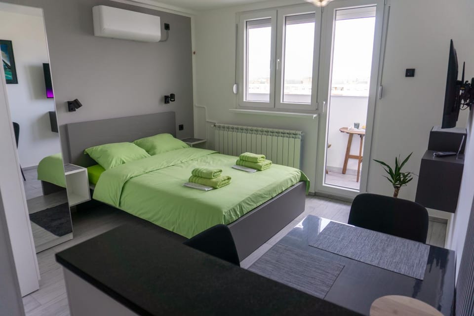 Bed, TV and multimedia, Photo of the whole room, Seating area, Bedroom, towels, air conditioner