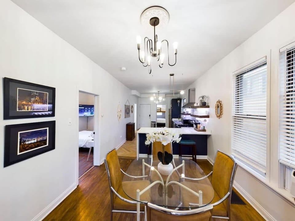 Chi-Town Hideout #1 - Near Metra Apartment in Berwyn