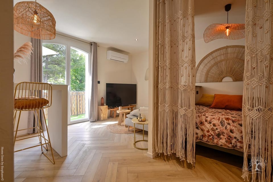 Bed, Living room, Bedroom, air conditioner