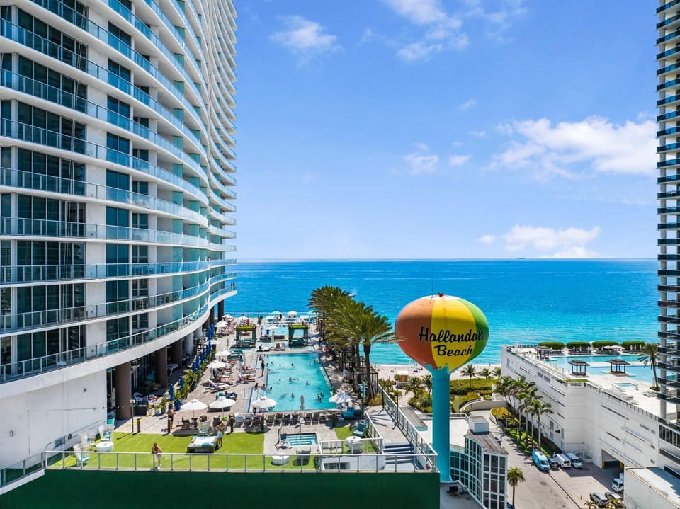 Property building, Sea view, Swimming pool