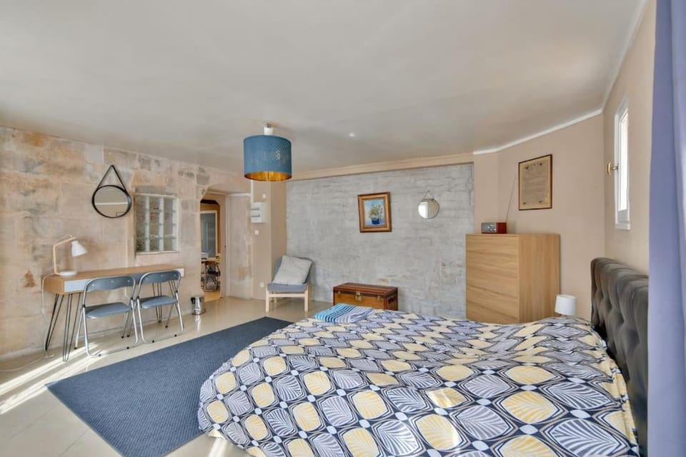 Bed, Photo of the whole room, Seating area, Bedroom