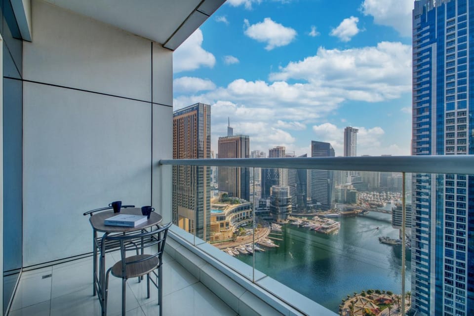 Patio, Nearby landmark, Day, Natural landscape, View (from property/room), Balcony/Terrace, Living room, Seating area, Dining area, City view, Lake view, River view