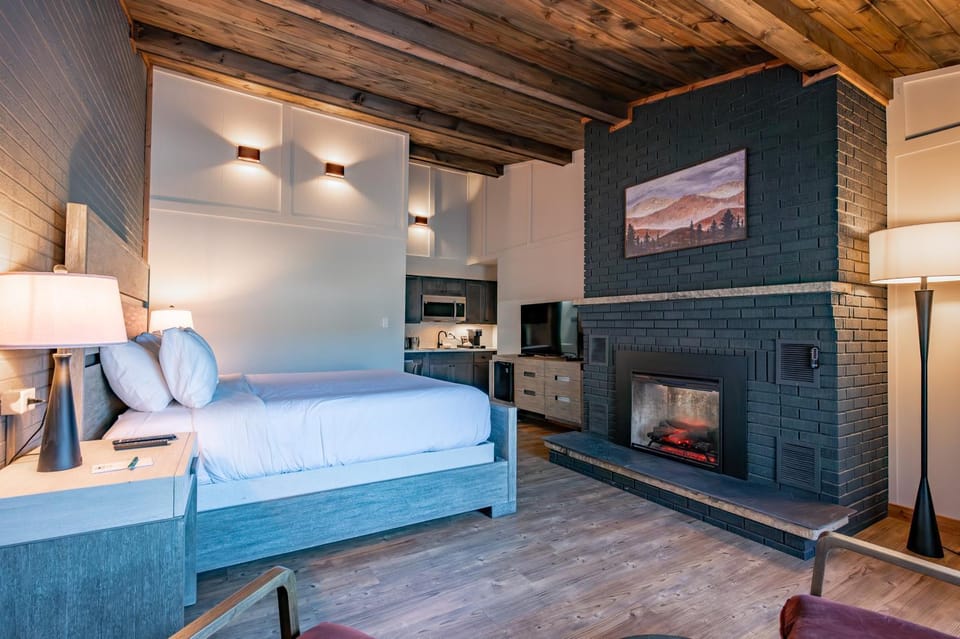 Cove Creek Lodge 206 Standard King Room House in Deep Creek Lake