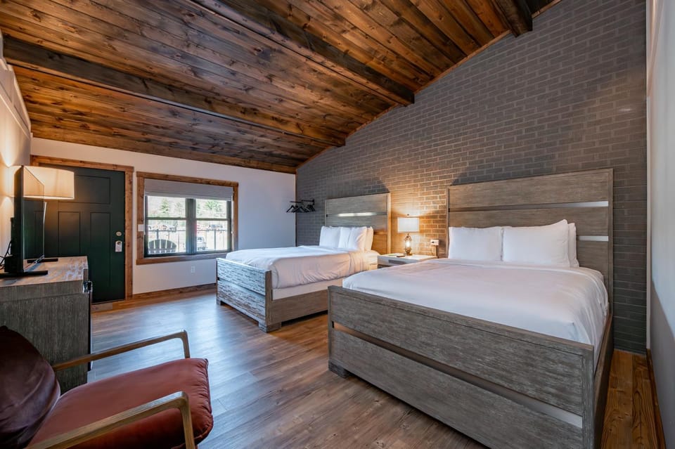 Cove Creek Lodge 209 Standard Double Queen Room House in Deep Creek Lake