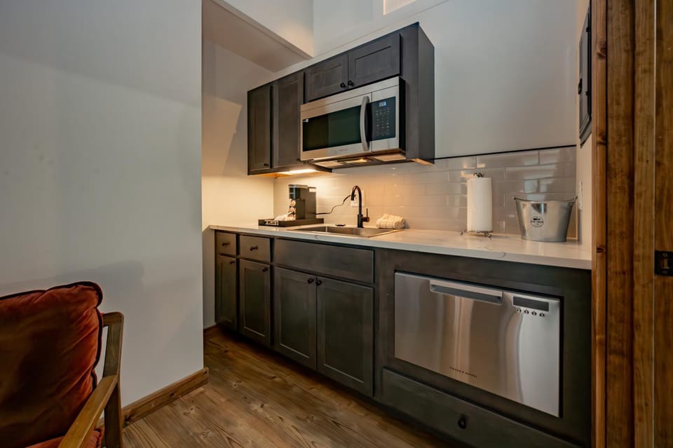 Cove Creek Lodge 215 Standard Double Queen Room House in Deep Creek Lake